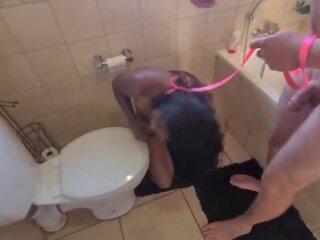 เป็นมนุษย์ ห้องน้ำ อินเดีย strumpet ได้รับ pissed บน และ ได้รับ เธอ หัว flushed ตาม โดย การดูด putz