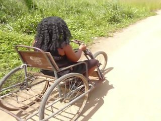 The missing cripple i kapuri qirje nga the fshat zonë i ri shortly pas të saj twenty vjet i jo x nominal film pamje si ajo është duke ulëritur për the pains i të saj këmbë dhe cica i butë pidh