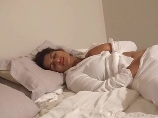Desi bhabi folla ella misma en cama - maya