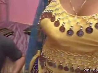 Marvellous индийски проститутка дава себе си към а стъд