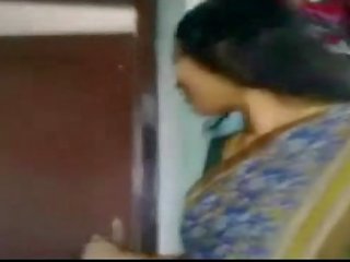 인도의 굉장한 뿔의 다목적 아줌마 소요 그녀의 saree 떨어져서 과 그때 짜증 putz 그녀의 devor 부분 1 - wowmoyback