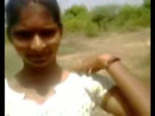 Индийски тийн село госпожица смучене чеп на открито