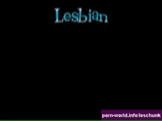Grubaska lesbijki bawiąc z podwójnie dildo