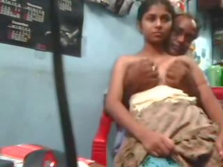 Индийски деси ученичка прецака от съсед чичо вътре магазин