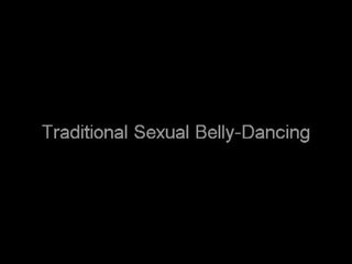 Attraktiv indisk mademoiselle gör den traditional sexuell magen dansa