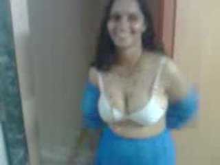 Indiane aunty largoj të saj fustan , expose të saj i madh boo